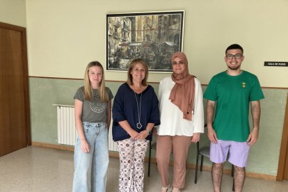 L’alcaldessa d’Aitona, Rosa Pujol, amb els dinamitzadors. - AJUNTAMENT D’AITONA