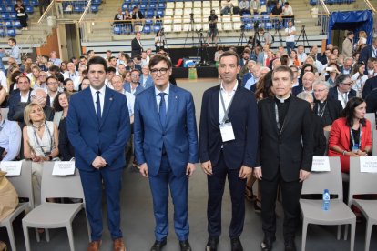 El president Illa amb l’alcalde, Joan Barrera, el president de la Trobada, Josep Serveto, i el nou bisbe d’Urgell, Josep-Lluís Serrano. - C.SANS