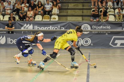 Gimena Gómez, pressionada per Paula Vilamala, a qui va negar un gol clar en el tram final. - CLARA LIÁÑEZ