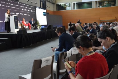 Empresàries i empresaris van votar ahir en directe en el moment del baròmetre, conduït per la periodista Mariví Chacon. - C.SANS