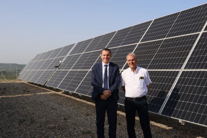 El conseller Ordeig i el president del Segrià Sud, Joan Sabaté, a la planta solar del regadiu. - AMADO FORROLLA