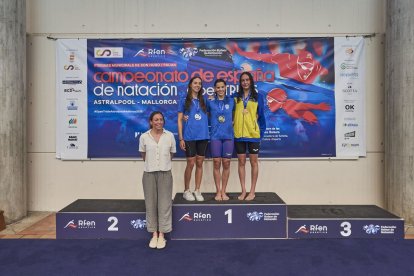 Emma Carrasco (centre), al podi amb la medalla d’or. - RFEN