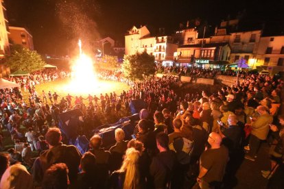 A Sort els participants van prendre la Falla Major, i es va donar pas a la cantata de la Cançó del Fallaire i un ball popular. - EDGAR ALDANA