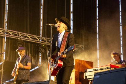 El donostiarra Mikel Erentxun, al capdavant de la banda Duncan Dhu des de fa quatre dècades, gran atractiu ahir a la nit al Magnífic Fest. - GERARD HOYAS