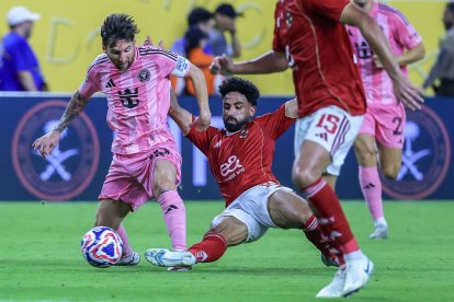 Messi prova d’evitar l’entrada d’un rival de l’Al-Ahly. - EFE