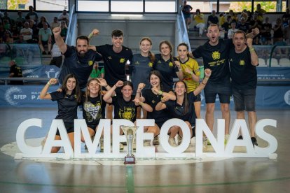 La plantilla lleidatana posa amb el trofeu de campiones.