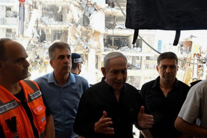 El primer ministre israelià, Benjamin Netanyahu, ahir en la seua visita als barris assolits per míssils iranians a la ciutat de Bat Yam. - EUROPA PRESS