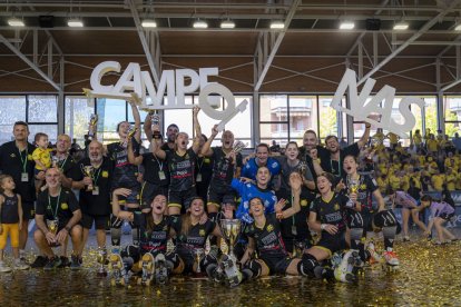 La plantilla del Vila-sana festejant en gran el seu tercer títol de la temporada. - MANU BOUTUREIRA
