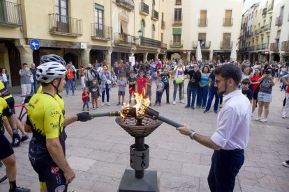 L’alcalde Jan Pomés, amb membres de la Penya Ciclista que van portar la Flama del Canigó l’any passat. - X.SANTESMASSES