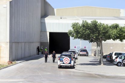 Agents dels Mossos ahir al matí en l’empresa on es va produir el sinistre laboral mortal. - MAGDALENA ALTISENT