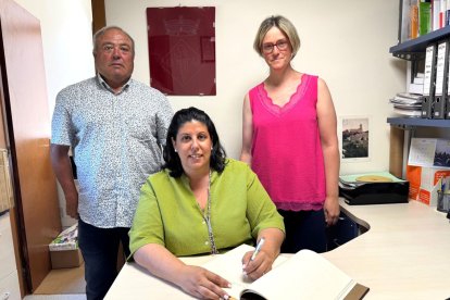 La delegada del Govern a Lleida, Núria Gil, amb l'alcaldessa de Nalec, Maria Assumpció Sansó, durant una visita al consistori

Data de publicació: dimarts 17 de juny del 2025, 15:38

Localització: Nalec
La delegada del Govern a Lleida, Núria Gil, amb l'alcaldessa de Nalec, Maria Assumpció Sansó, durant una visita al consistori 
 

La intervenció a cal Miró consisteix en dues actuacions. La primera inclou l'habilitació, a la planta baixa de l'edifici, d'un espai per a una agrobotiga i de sales polivalents multiusos per a la realització d'activitats socioculturals, amb la fusteria exterior i interior, la dotació de les instal·lacions d'electricitat, enllumenat, abastament d'aigua i xarxa d'evacuació d’aigües pluvials i residuals, i un lavabo.

També inclou la consolidació estructural dels murs de càrrega de la planta baixa i dels coronaments d'aquests murs i de les façanes principal i laterals, així com l'execució de la fonamentació i murs de formigó armat corresponent al futur nucli d'accessos de la part posterior de l'edifici i la restitució de la coberta terminal de l'edifici.

La intenció del consistori és construir nous habitatges a les plantes superiors per tal d'oferir-los a un preu assequible per poder atraure noves famílies al municipi. La segona actuació preveu la urbanització de l'antic pati posterior de cal Miró com a espai lliure i públic al servei de tota la població.

L'edifici històric, d'uns mil metres quadrats, data del segle XVII i està declarat Bé Cultural d'Interès Local (BCIL). L'edifici va passar a ser de titularitat municipal fa set anys i, a través d'una consulta popular, els veïns i veïnes van decidir no enderrocar-lo. L'Ajuntament havia previst iniciar les obres mitjançant una subvenció del PUOSC anterior (quinquenni 2020-2024), però l'esfondrament parcial de la teulada i els seus efectes sobre la fermesa de l'edifici van obligar a replantejar el projecte d'actuació inicialment presentat.

L'assignació total del PUOSC que li correspon a Nalec en el quinquenni actual és de 405.711 euros. L'Ajuntament destinarà la part no dedicada a la rehabilitació de cal Miró a l'arranjament de carrers.

La delegada del Govern a Lleida, Núria Gil, i l'alcaldessa de Nalec, Maria Assumpció Sansó, han mantingut una reunió aquest dimarts per fer seguiment del projecte de cal Miró i de la resta d'actuacions de millora dels serveis municipals que compten amb suport de la Generalitat.

Gil ha destacat la voluntat del Govern de "reforçar el seu suport als municipis, especialment als rurals, perquè puguin millorar la qualitat de vida dels seus veïns i veïnes, generar oportunitats de vida i arrelar població". "Contribuir-hi encara més ha estat el propòsit del Govern a l'hora de dissenyar un nou PUOSC amb més recursos, amb més facilitats en la seva tramitació i amb més autonomia de decisió per als ajuntaments", ha assenyalat.