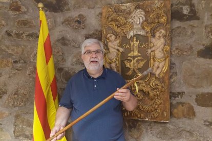 Toni Millet sosté la vara que va rebre a l’assumir l’alcaldia.