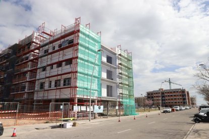 Imatge d’un edifici en obres a Lleida que serà per a lloguer. - SEGRE
