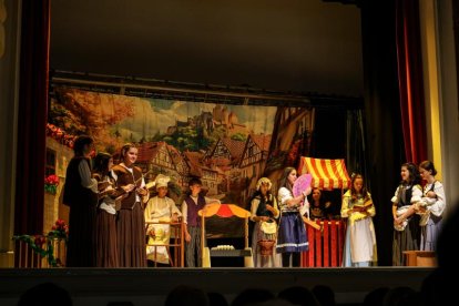 Los alumnos de 1.º de ESO del Colegio Mater Salvatoris triunfan con el musical 'Beauty and the Beast' en el Teatre de l'Acadèmia Mariana de Lleida.