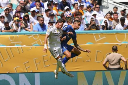 Fran García i l’exblaugrana Joao Cancelo lluiten per una pilota aèria en una acció del Madrid-Al-Hilal. - EFE