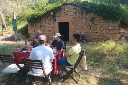 La Cabana del Perdiuet va oferir ahir un esmorzar amb vins del Vilosell a un grup de japonesos. - O.B.