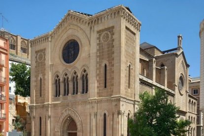 Navarro, López i Gaya, ahir amb l’església de Sant Joan al fons.