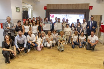 Els guardonats i els seus acompanyants, amb els representants del Banc Santander i la directora de SEGRE, Anna Sàez.