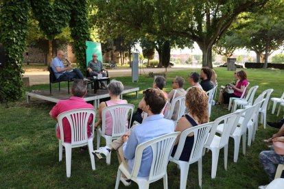 El Parc de l’Horta d’Ivars d’Urgell va acollir ahir la presentació de ‘Les hores ferides’, de Ricard Garcia. - J.GÓMEZ
