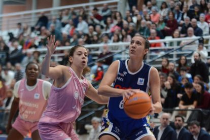 Lucía Rodríguez, en un partit de la passada temporada amb l’Ardoi davant del Joventut. - FEB