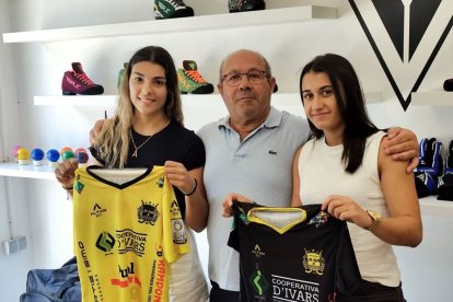Aina Florenza i Elsa Salvanyà, amb el president Ramon Porta, ahir durant la presentació. - MANU BOUTUREIRA