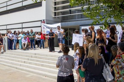 Alguns dels manifestants ahir davant de l’institut. - GERARD HOYAS