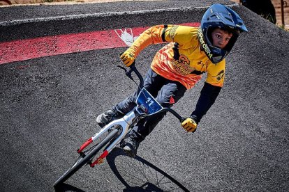 Roc i Ona Oto, en plena acció durant la prova estatal classificatòria per al Mundial de Pump Track celebrada al maig a La Rioja. - CÉSAR ULIAQUE