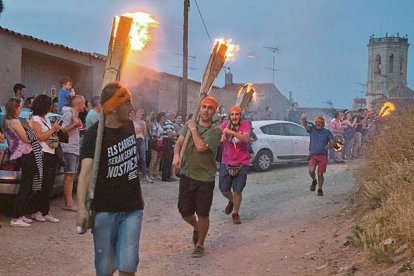 El foc de les falles s’estén i ja crema en 25 pobles del Pirineu lleidatà