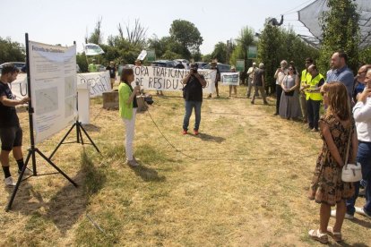 La plataforma Pobles Vius va mostrar davant de Paneque a Castellserà el rebuig a les plantes de biogàs.; Array