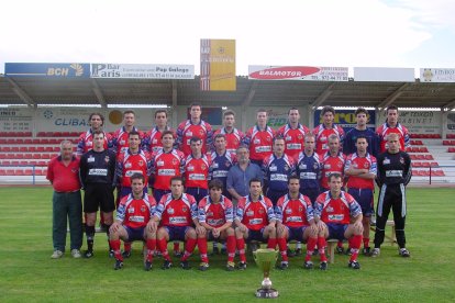 La plantilla per complet del Balaguer, al Municipal de la capital de la Noguera, amb el trofeu guanyat al Barça.