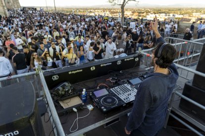 públic. Algoritmo atrau milers de persones d’arreu cada any entre el festival que se celebra al Turó de la Seu Vella i altres iniciatives. - ALGORITMO