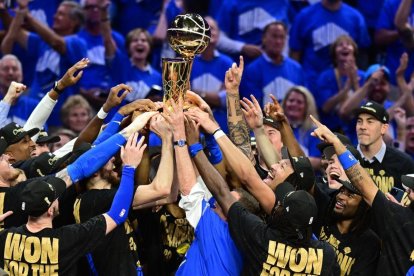 Els jugadors dels Oklahoma Thunders celebren el títol després de derrotar els Pacers. - EFE