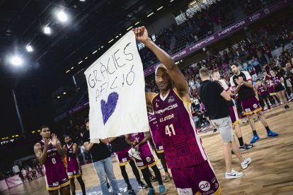 Kenny Hasbrouck va rebre l’afecte de l’afició lleidatana en el seu últim partit al Barris Nord. - POL PUERTAS
