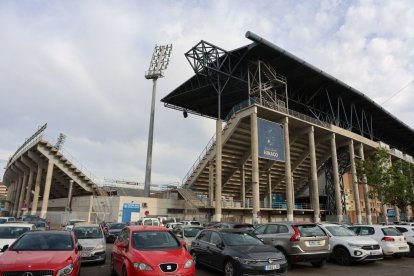 Una vista de l’exterior del Camp d’Esports entre la grada de Tribuna i la de Gol Nord. - AMADO FORROLLA