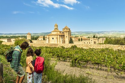 La Costa Daurada ofrece un rico patrimonio cultural, tradiciones y rutas, que enriquecerán tu visita.