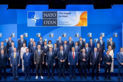 Foto de família dels integrants de l’OTAN reunits ahir a la Haia amb el president del Govern espanyol Pedro Sánchez en una cantonada. - OTAN