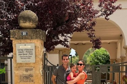 David Masip i la seua família a l’escola dels Torms, on obrirà la nova botiga. - D.M.