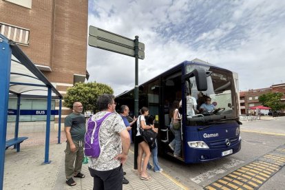 Passatgers de Torrefarrera ahir al matí esperant pujar a un bus. - SEGRE