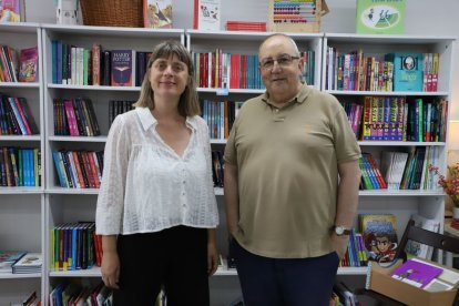Mertxe París i Antoni Gelonch, ahir en la presentació del certamen a la llibreria El Genet Blau. - MAGDALENA ALTISENT