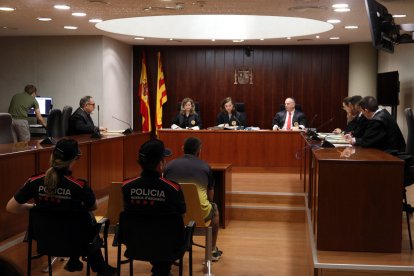 La sala de vistes de l'Audiència de Lleida, durant la vista de conformitat pel cas de l'home que va disparar diversos trets en un bar de Térmens.