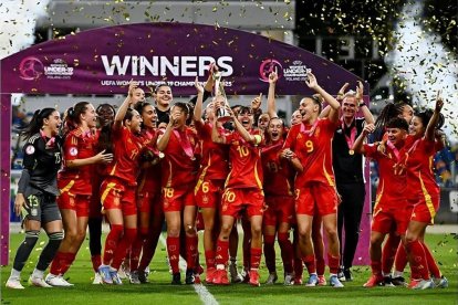 Les jugadores de la selecció sub-19 aixequen el trofeu després de golejar França a la final. - RFEF