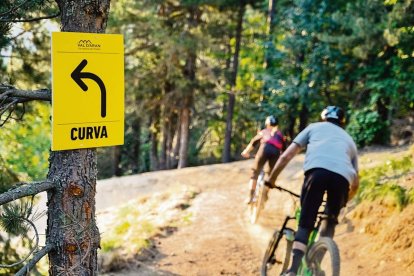 Practicants de BTT en ua des rotes ena estacion aranesa. - BAQUEIRA BERET