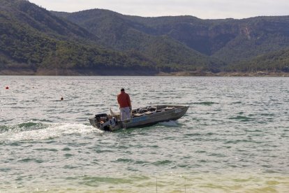 Una barca a motor al pantà de Canelles el mes de març passat. - JORDI ECHEVARRIA