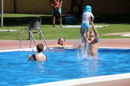 Banyistes de les piscines municipals del barri de Cappont de Lleida