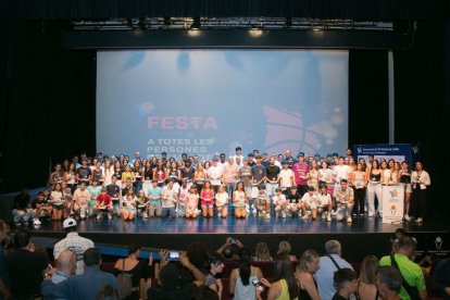 Foto de grup amb tots els jugadors premiats a la Festa del Bàsquet lleidatà. - FCBQ