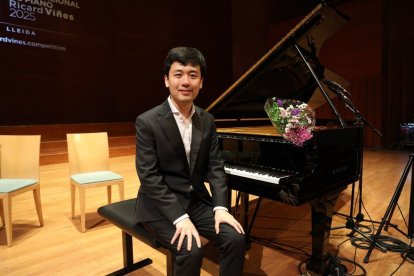 Yuanfan Yang, guanyador del Concurs Internacional de Piano Ricard Viñes, posa amb el piano amb què va guanyar ahir el certamen. - AMADO FORROLLA