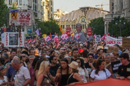 Víctimes de la dana demanen la dimissió de Mazón a València i Madrid - EUROPA PRESS