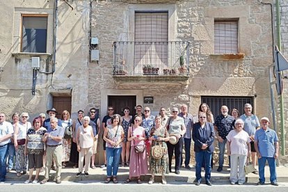 Foto de família dels participants en la inauguració oficial de la placa dedicada a Miró a casa seua a Maldà. - GRTP / ÀLEX MIRÓ