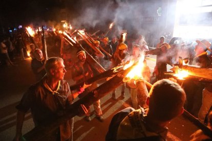 Llavorsí. Imatge del moment de l’encesa de les falles a Llavorsí, localitat en la qual la principal novetat d’aquest any va ser la incorporació de nens.
