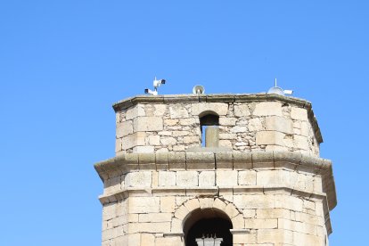 Las cámaras de vigilancia, en el campanario de Almatret.